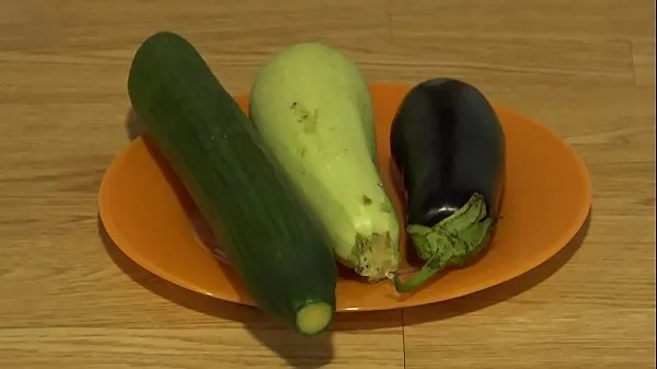 คลิปEggplant, zucchini and cucumber stretch my roomy anal, a wide, open hole in a buttใหญ่