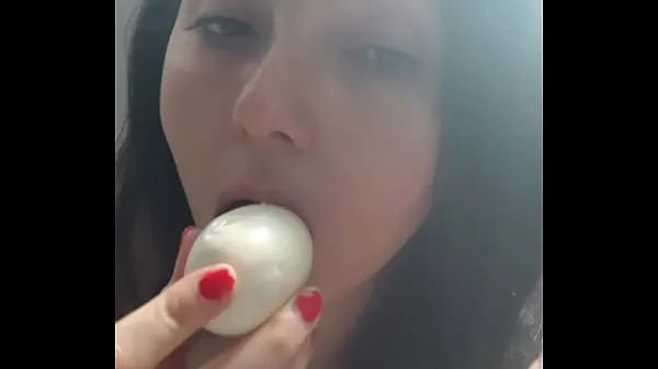 Grandes Mimi putting a boiled egg in her pussy until she comes melhores clipes