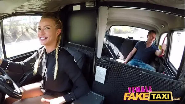 Большие Female Fake Taxi Возбужденная блондинка-водитель Черри Кисс узнала член мужика лучшие клипы