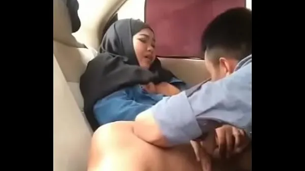 Veliki Hijab girl in car with boyfriend najboljši posnetki