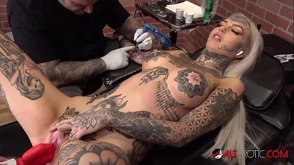 Grote Amber Luke masturbates while getting tattooed beste clips