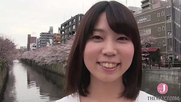 Smiley Japanerin in weißer Unterwäsche genießt es, ihre Muschi gefingert und geleckt zu bekommen
