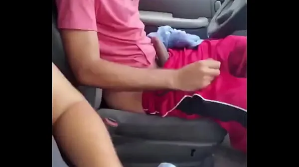Мексиканец путешествует в машине со своим другом