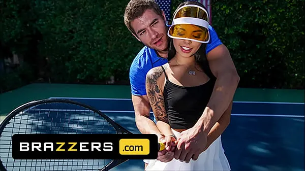 Grandes Xander Corvus) Massages (Gina Valentinas) Foot To Ease Her Pain They End Up Fucking - Brazzers melhores clipes