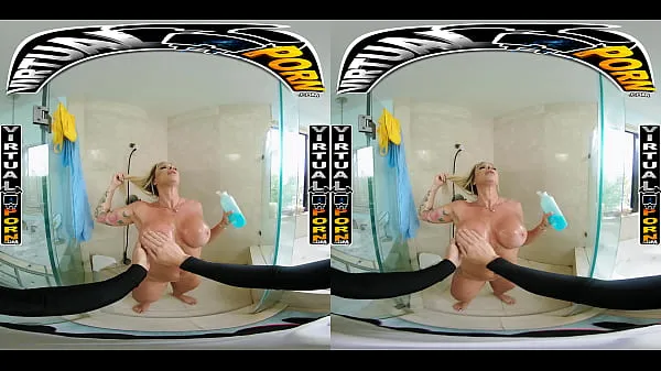 Nagy Busty Blonde MILF Robbin Banx Seduces Step Son In Shower legjobb klipek