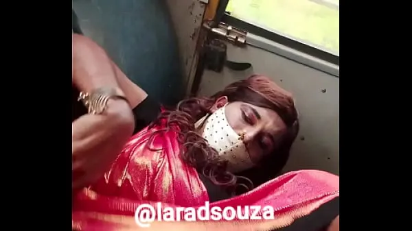 ビッグIndian sissy slut Lara D'Souza sexy video in bus最高のクリップ