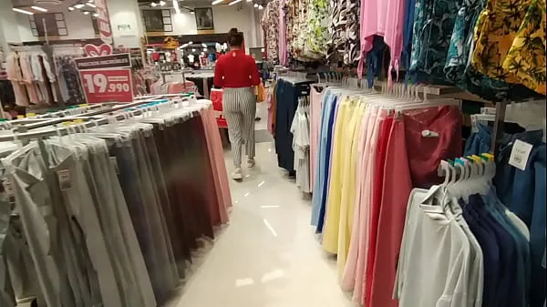 Store I chase an unknown woman in the clothing store and show her my cock in the fitting rooms beste klipp