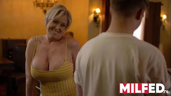 بڑے Mother-in-law Seduces him with her HUGE Tits (Dee Williams) — MILFED بہترین کلپس
