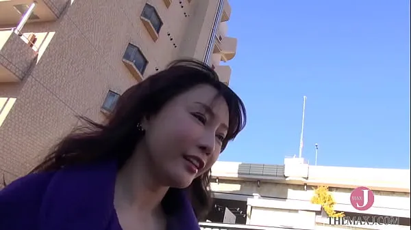 Une belle femme qui s'est enfuie de chez elle après une bagarre avec son mari se produit dans une vidéo porno pour de l'argent