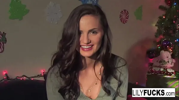 Büyük Lily tells us her horny Christmas wishes before satisfying herself in both holes en iyi Klipler