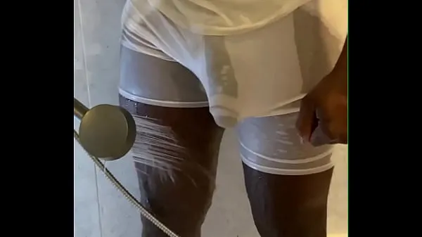 Big HOMME NOIR MUSCLÉ ET CHAUD AVEC UNE BITE GROSSE ET ÉPAISSE très excitée sous la douche meilleurs Clips