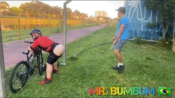 Grandes CICLISTA FLAGRA UMA PEGAÇÃO E MOSTRA SUA OUSADIA AO AR LIVRE ( COMPLETO NO RED E SUBSCRIÇÃO melhores clipes