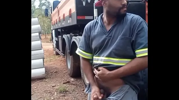 Veliki Worker Masturbating on Construction Site Hidden Behind the Company Truck najboljši posnetki